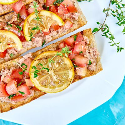appetizer-bruschetta-with-tuna-and-tomatoes-LKA5ZYU