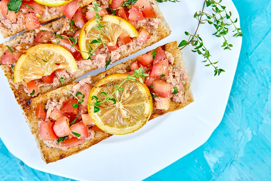 appetizer-bruschetta-with-tuna-and-tomatoes-LKA5ZYU